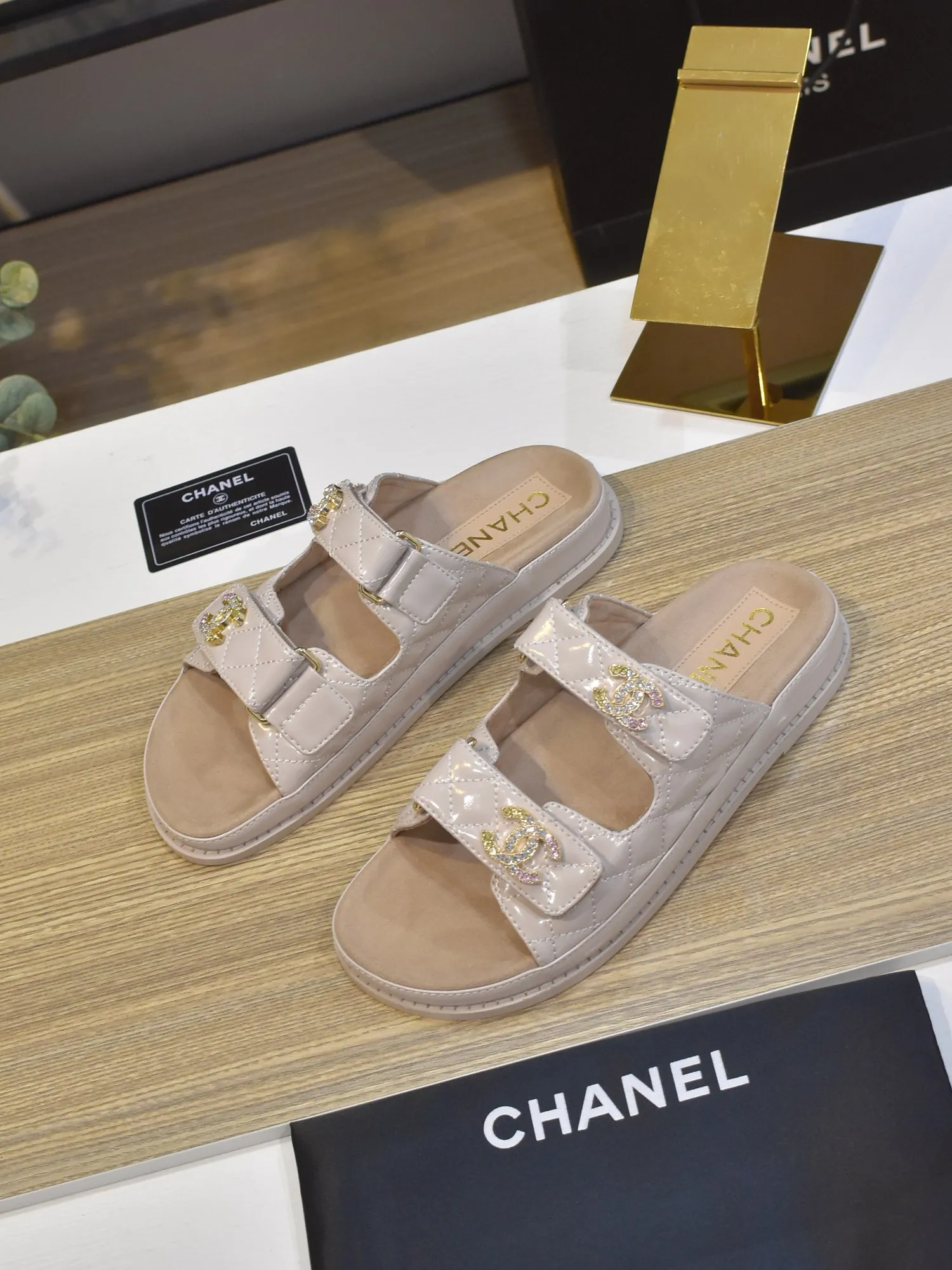 👟👟Ex-factory price 420👟👟 𝑐ℎ𝒶𝓃𝓮𝓁 2025 early spring double pearl latest season new Velcro slippers ————————————❤ European purchasing agent & fragrance grandma’s new fashion latest layout 🔛 Small fragrance sandals that exude lasting charm ~ The original development supports any comparison in the market 🆚The so-called smooth and natural lines To restore the original look, many celebrities have recommended it as one of the must-have items for spring. It is super comfortable on the feet! [Top version] ⚫ Size: 35-41 (41-42 customized, non-returnable)